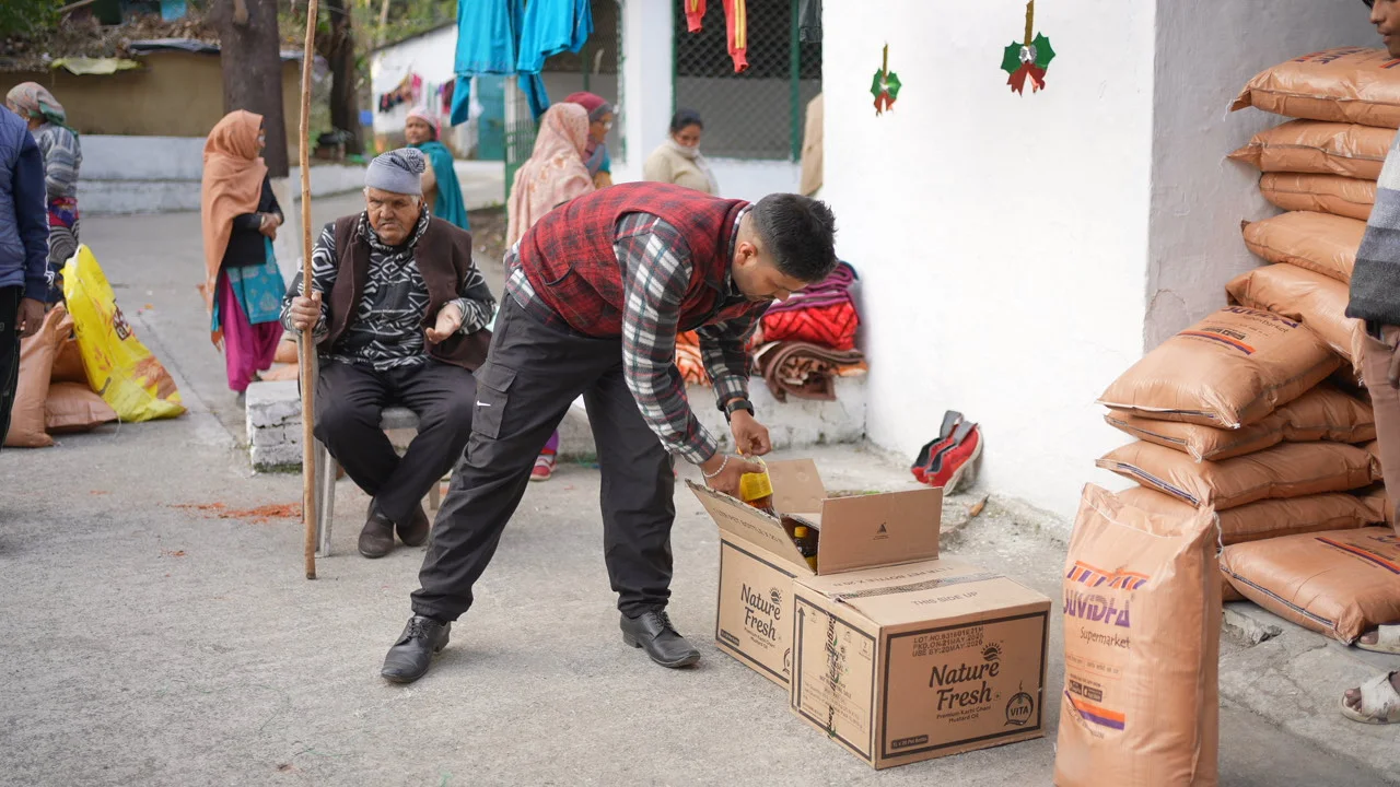 Cartons and sacks are opened and arranged near the distribution point.